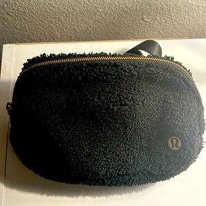 Lululemon everywhere belt bag   | Black&Gold, Fleece|